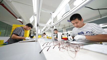 喜訊!余江區(qū)眼鏡產(chǎn)業(yè)集群獲評國家級中小企業(yè)特色產(chǎn)業(yè)集群 融合穿戴設(shè)備技術(shù)開發(fā)引領(lǐng)產(chǎn)業(yè)升級